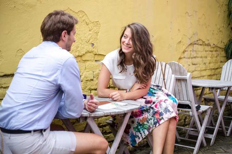 Dos personas teniendo una cita romántica en una terraza