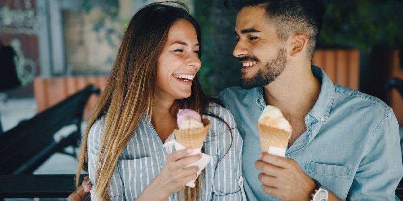 Pareja en su primera cita tomando un helado